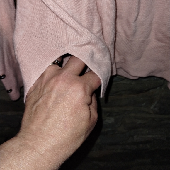 Pretty soft pink Primark sweater, faux buttons on cuff, size M, v neck - Picture 3 of 9